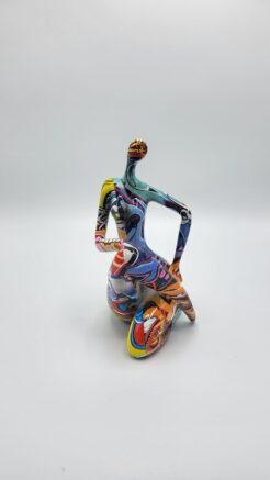 Femme « Street Art » (jambe droite sur gauche) version 1