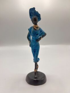 Statue bleue africaine de dame avec la main sur la hanche