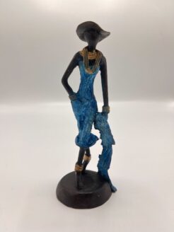 Statue bleue africaine d&rsquo;une dame au chapeau