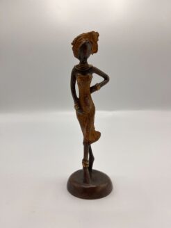 Statuette africaine en bronze représentant une dame avec la main sur la hanche