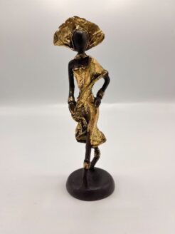 Statue africaine en or d'une dame avec la main sur la hanche