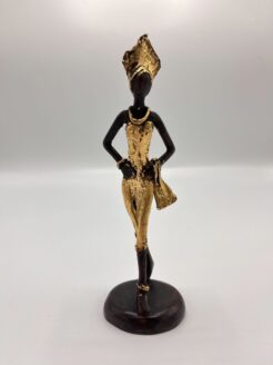 Statuette africaine en or représentant une dame aux mains sur les hanches