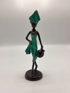 Statue verte africaine d'une dame avec un vase