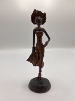 Statuette africaine de dame avec la main sur la hanche