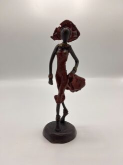 Statue rouge africaine d'une dame au chapeau