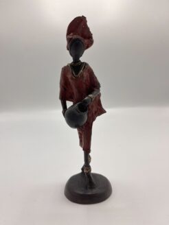 Statue rouge africaine d'une dame avec un vase