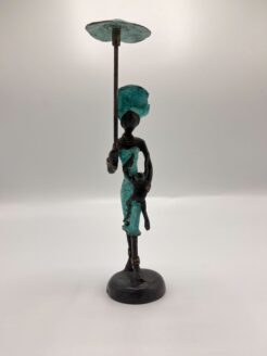 Statue de dame avec parapluie en turquoise africaine