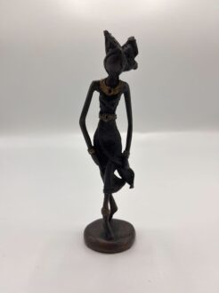 Statue noire africaine d'une dame au chapeau
