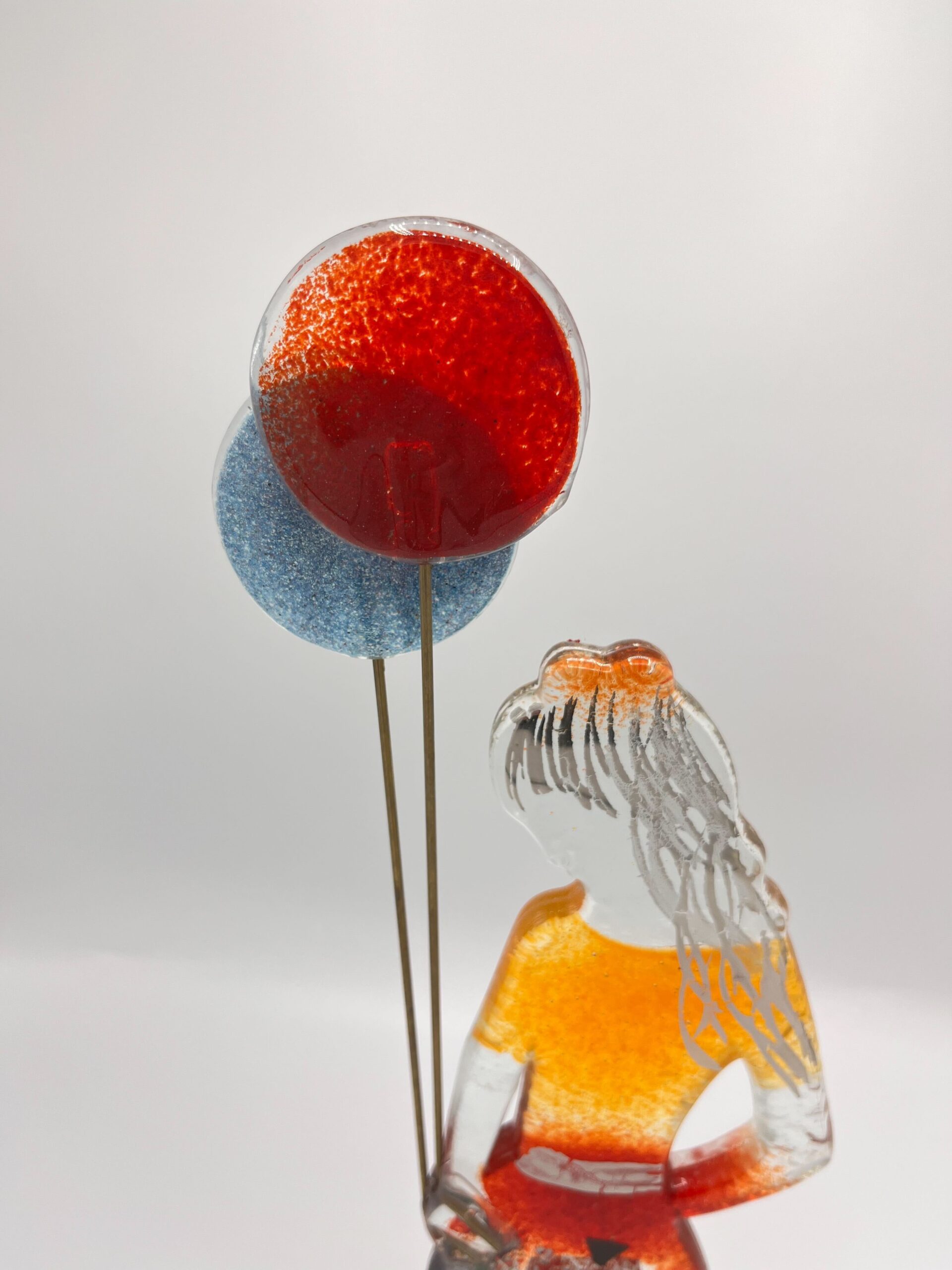 Fille de verre avec ballon - Rouge et noir – Image 3