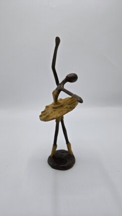 Statue de ballerine en bronze – figure féminine en pose de danse avec patine jaune ocre (25 cm)