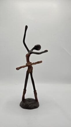 Statue de ballerine en bronze – figure féminine en pose de danse avec patine brun rougeâtre (25 cm)