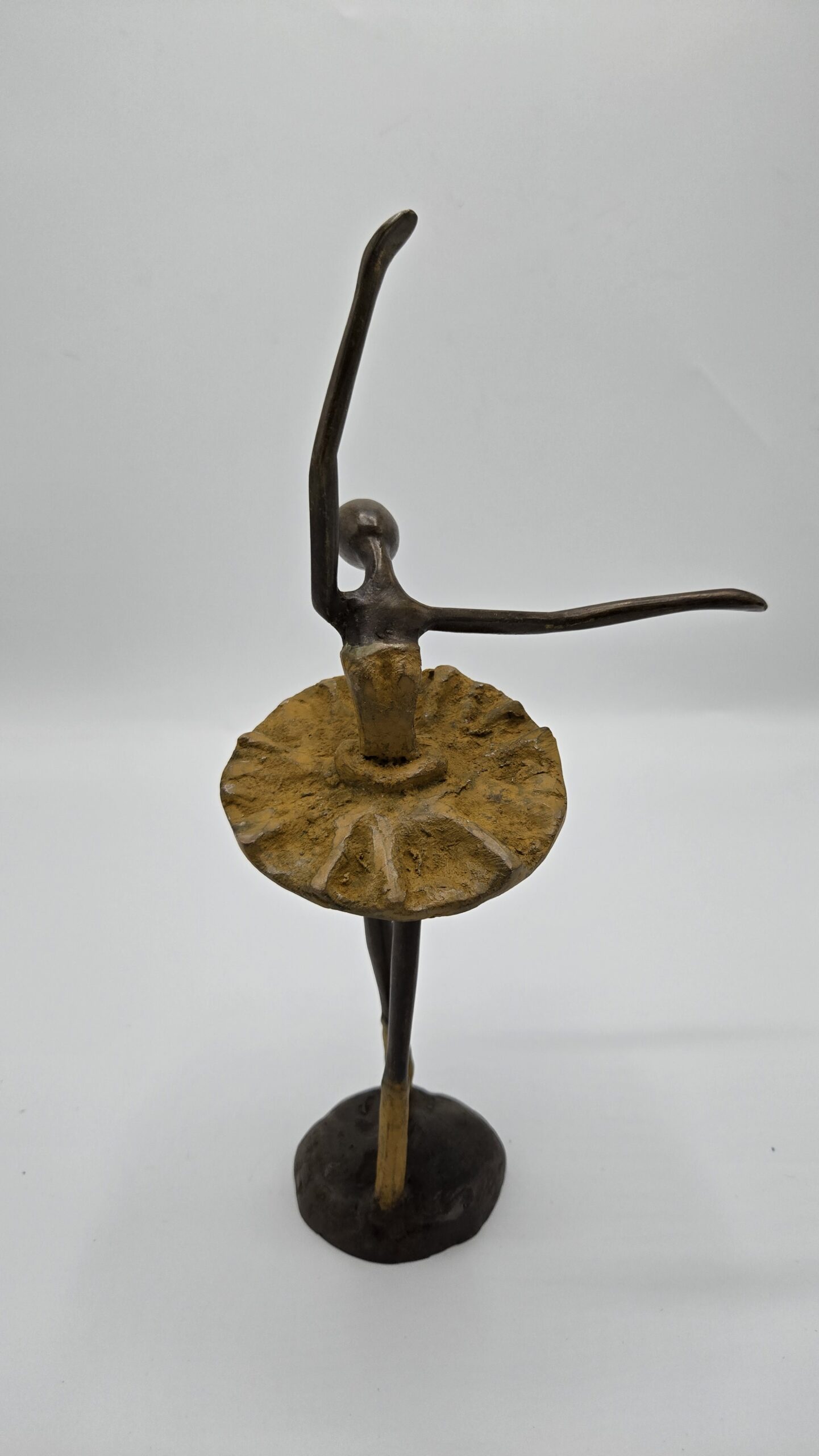 Bronzen beeld ballerina – vrouwfiguur in danshouding met okergeel patina (25 cm) – Image 2