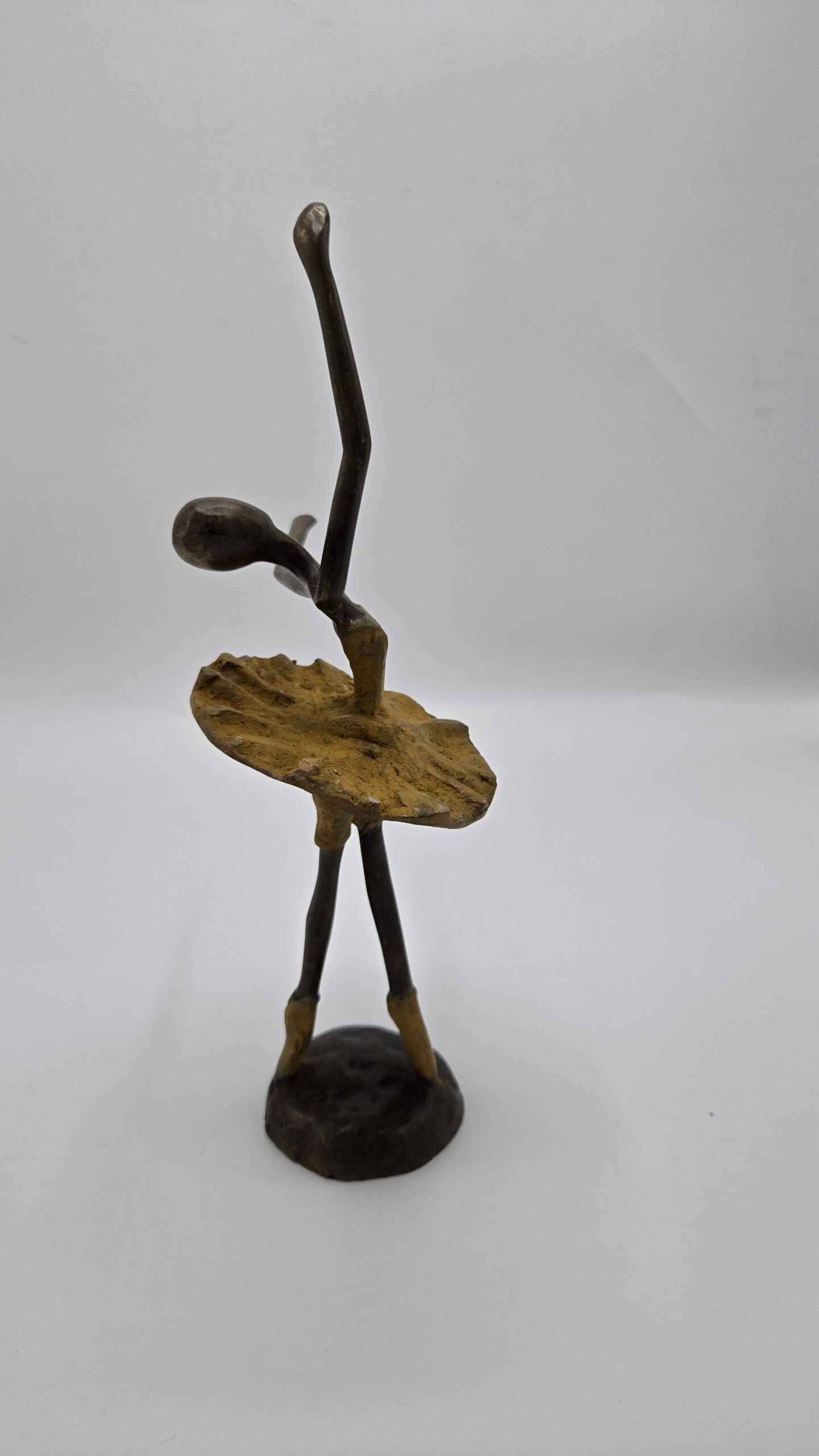 Bronzen beeld ballerina – vrouwfiguur in danshouding met okergeel patina (25 cm) – Image 3