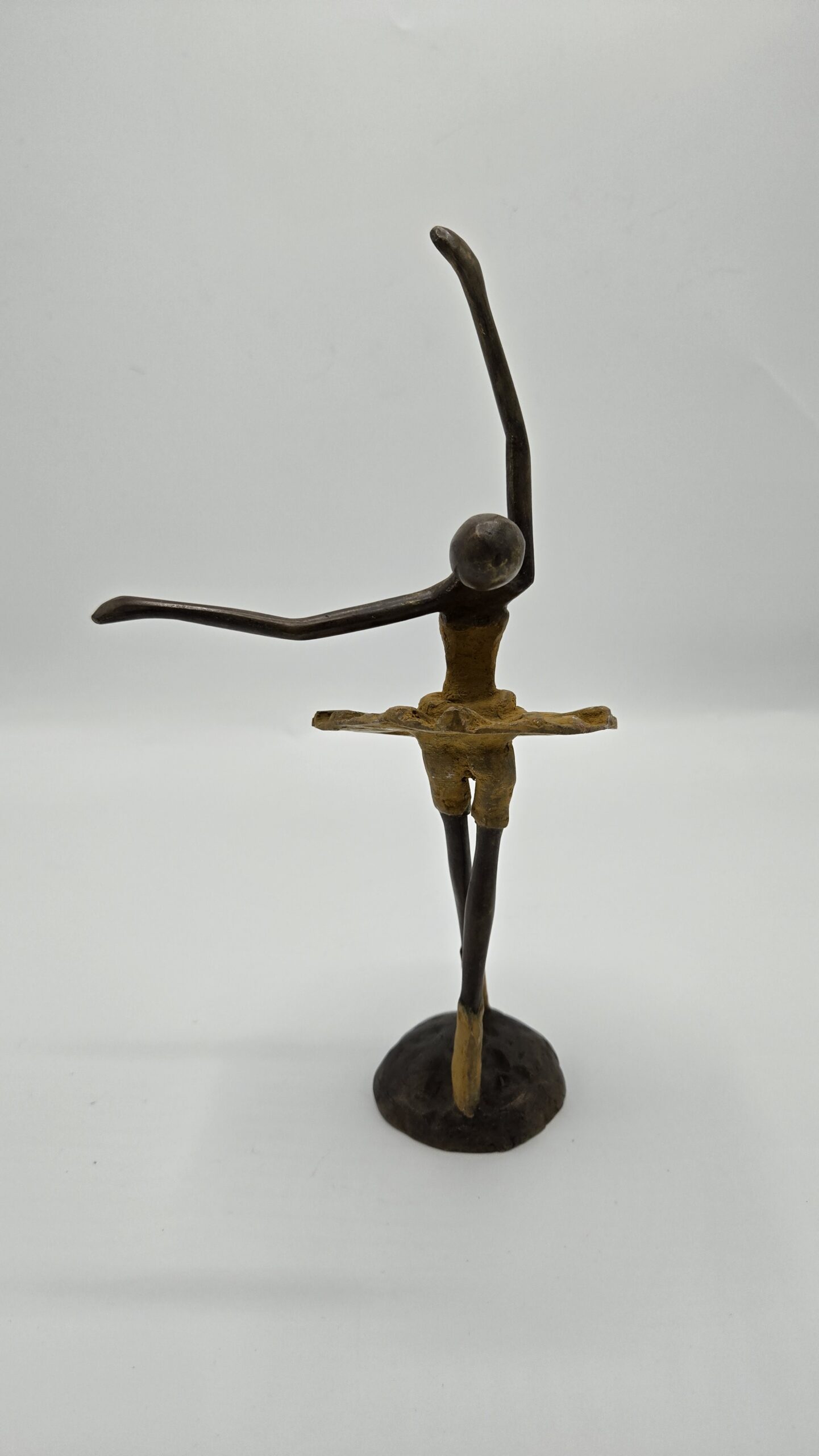 Bronzen beeld ballerina – vrouwfiguur in danshouding met okergeel patina (25 cm) – Image 4