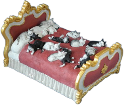 Des chats sur un lit