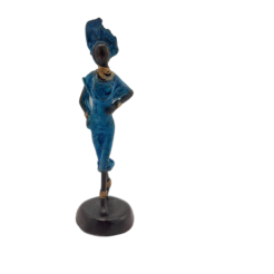Statue bleue africaine de dame avec la main sur la hanche
