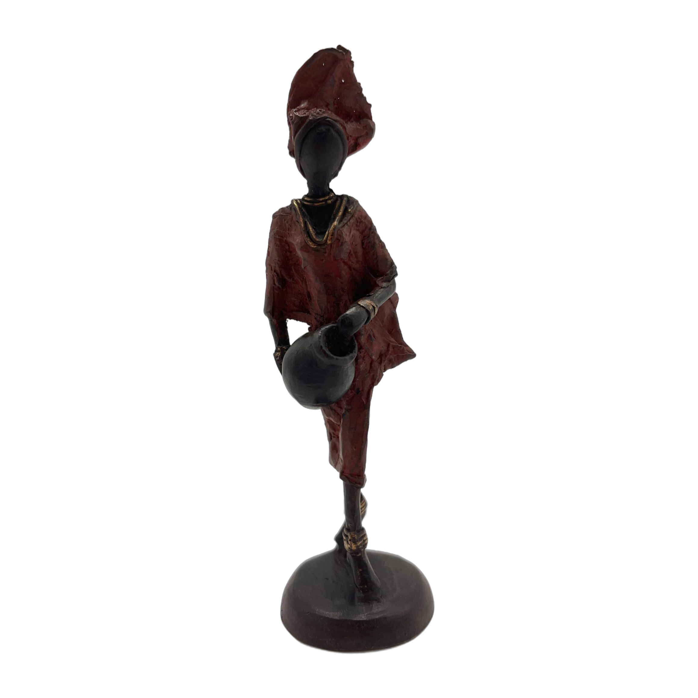 Statue rouge africaine d’une dame avec un vase