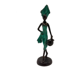 Statue verte africaine d’une dame avec un vase
