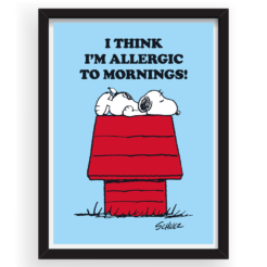 Snoopy endormi sur le toit de sa niche rouge sous l'inscription I think I'm allergic to mornings, tirage Peanuts encadré dans un cadre noir