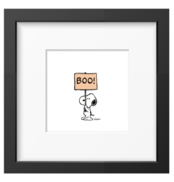 Snoopy brandissant une pancarte saumon portant l'inscription BOO, tirage Peanuts encadré dans un cadre noir