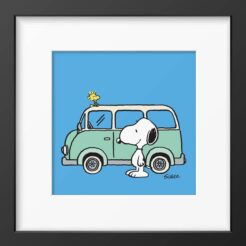 Snoopy appuyé contre un camping-car vert menthe avec Woodstock sur le toit, fond bleu, tirage Peanuts encadré