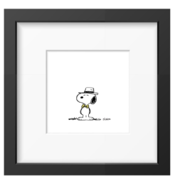 Snoopy portant un chapeau et un nœud papillon jaune, tirage Peanuts noir et blanc encadré dans un cadre noir