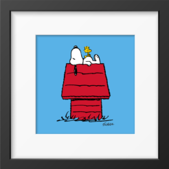 Snoopy allongé sur le toit de sa niche rouge avec Woodstock sur la tête, fond bleu clair, tirage Peanuts encadré