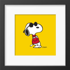 Snoopy en Joe Cool avec des lunettes de soleil noires et une chemise rouge sur fond jaune, tirage Peanuts encadré