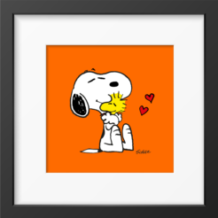 Snoopy serrant Woodstock dans ses bras avec deux cœurs rouges, fond orange, tirage Peanuts encadré