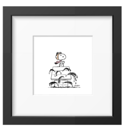 Snoopy en as de l'aviation avec casque et écharpe sur sa niche criblée de balles, tirage Peanuts noir et blanc encadré