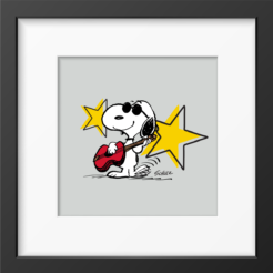 Snoopy avec des lunettes de soleil noires jouant d'une guitare rouge devant deux étoiles jaunes sur fond gris, tirage Peanuts encadré
