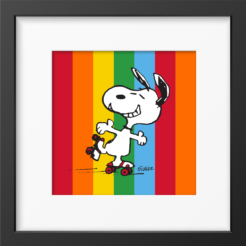 Snoopy sur des patins à roulettes rouges devant un fond à rayures rouges, orange, jaunes, vertes et bleues, tirage Peanuts encadré