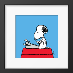 Snoopy tapant sur une machine à écrire grise sur le toit de sa niche rouge, fond bleu, tirage Peanuts encadré