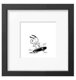 Snoopy sur une planche à roulettes noire, souriant, tirage Peanuts noir et blanc encadré dans un cadre noir