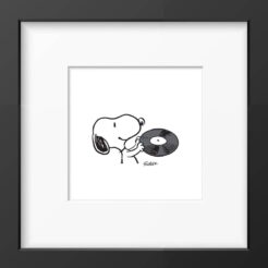 Snoopy tenant un disque vinyle noir, tirage Peanuts noir et blanc encadré dans un cadre noir