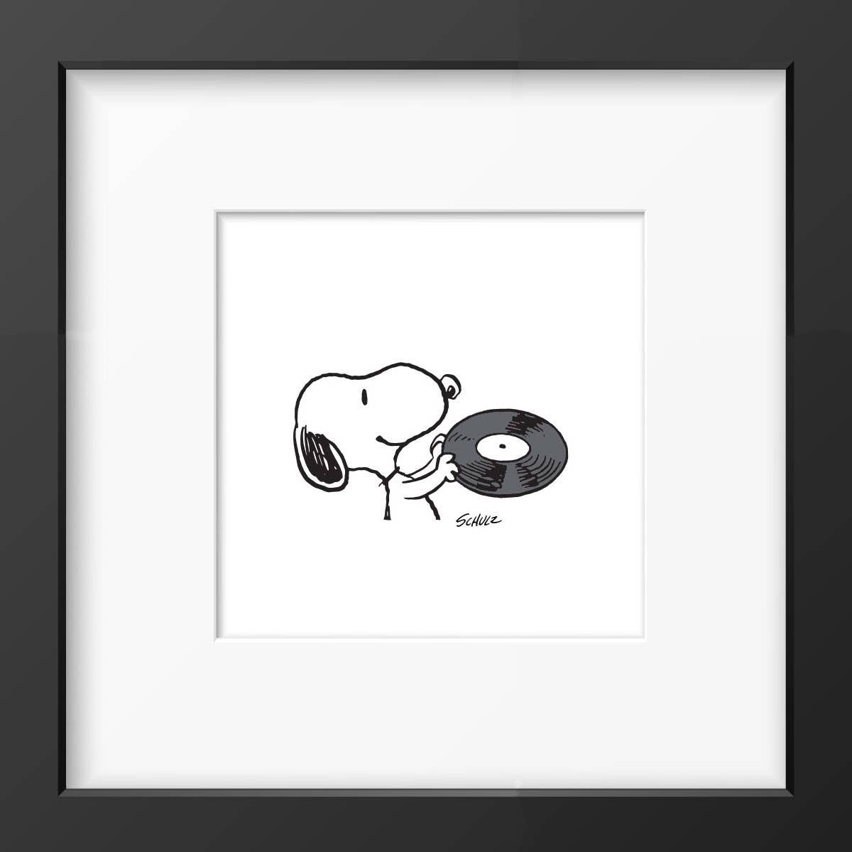 Snoopy tenant un disque vinyle noir, tirage Peanuts noir et blanc encadré dans un cadre noir