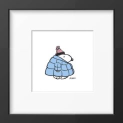 Snoopy dans une grosse doudoune bleu clair avec un bonnet rose, tirage Peanuts encadré dans un cadre noir